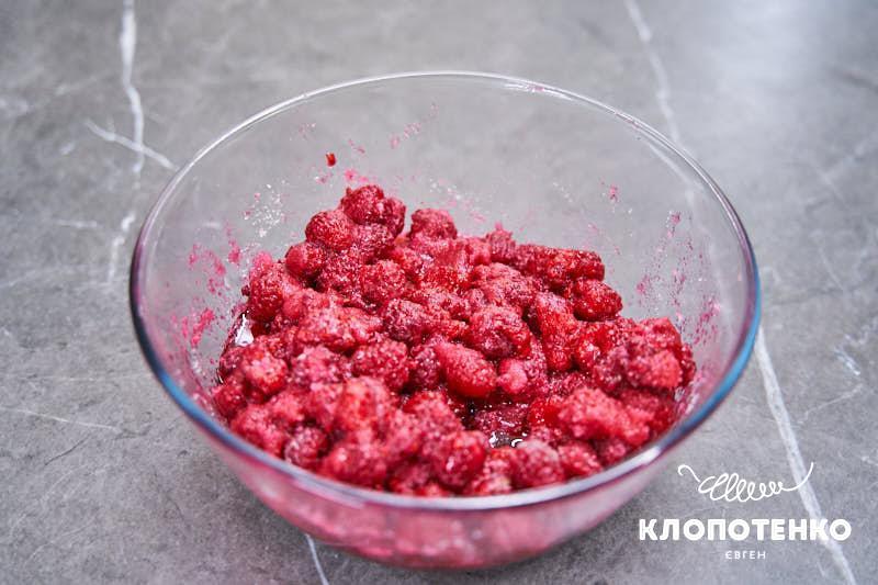 Дайте малині настоятися та проваріть