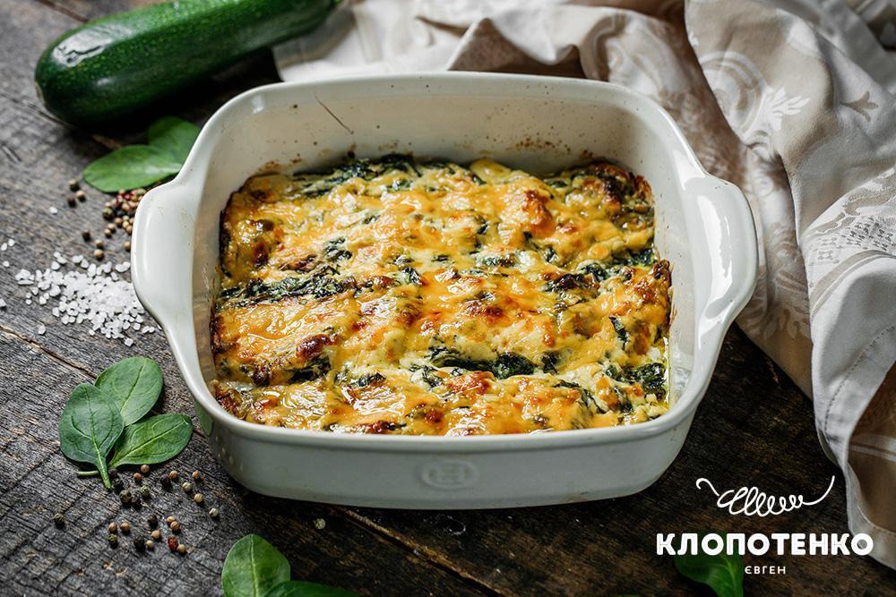 Запіканка з кабачків, шпинатом і сиром