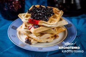 Бельгійські вафлі красиво викладені на тарілці