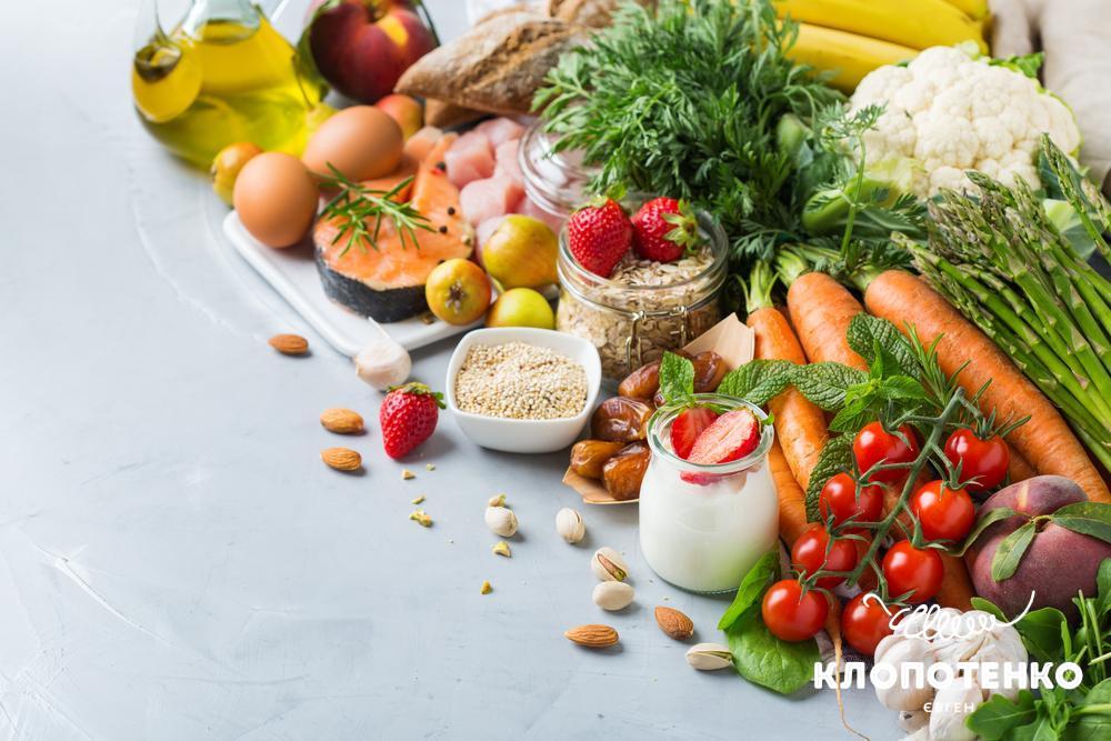 Риба, яйця, овочі, ягоди, крупи і зелень лежать на столі