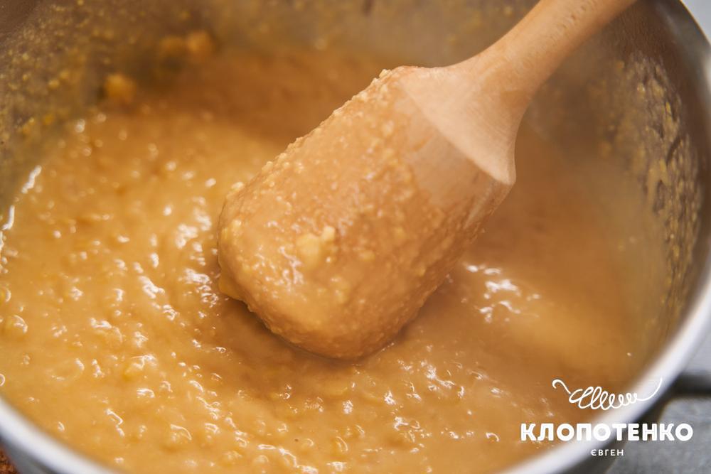 Горох товчуть ступкою