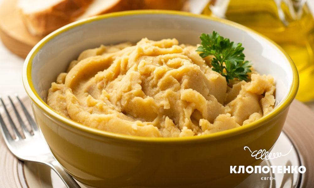 Горохове пюре красиво викладене у мисці