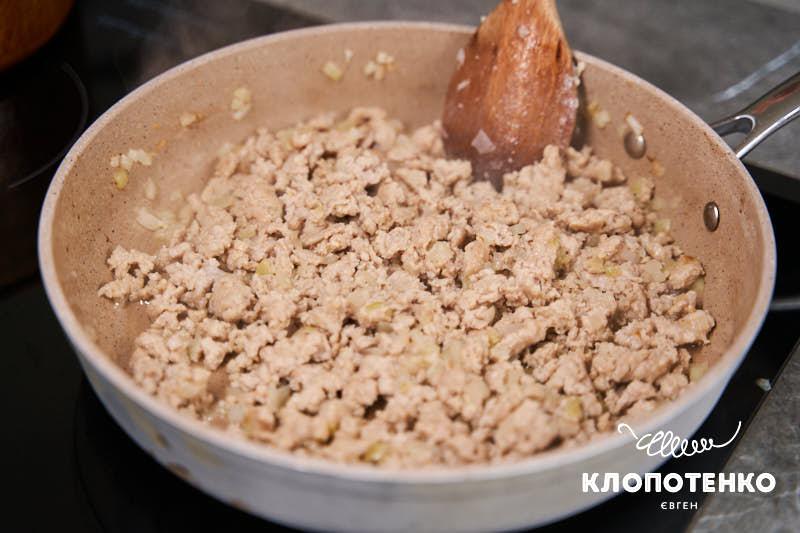 Приготуйте начинку з фаршу