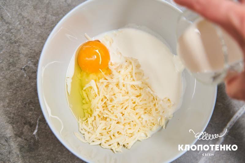 Приготуйте заливку для пирога