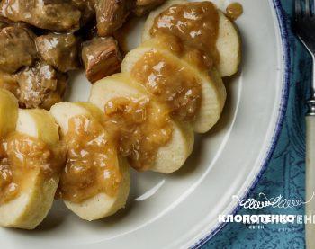 Кнедлики з підливою на тарілці