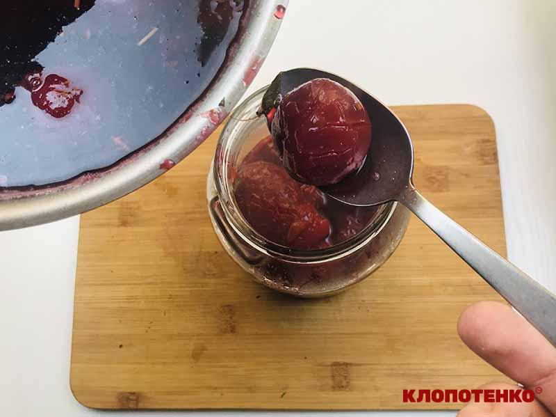 Викладання слив у банку