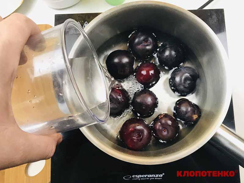 Заливання слив водою у каструлі