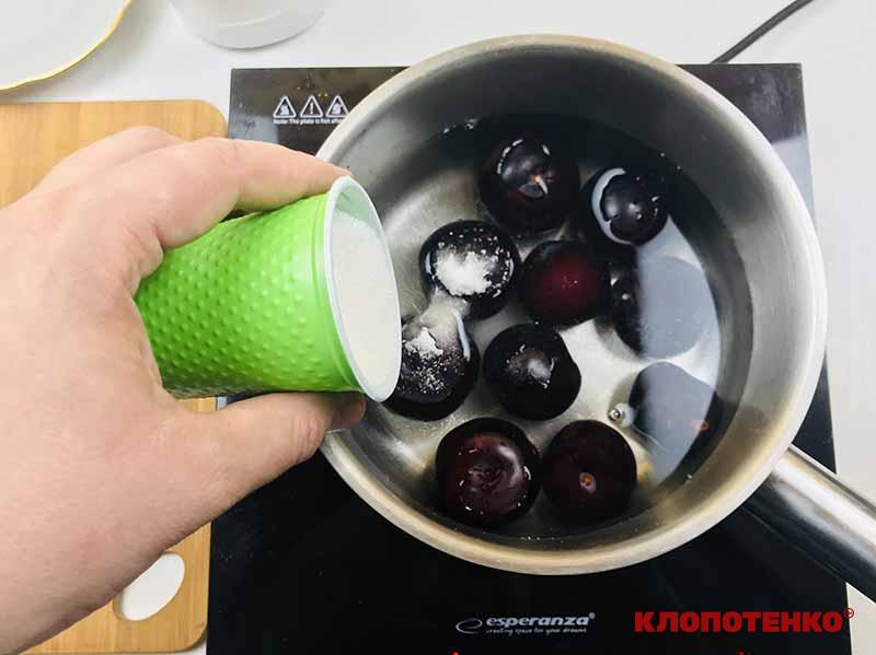 Додавання цукру в каструлю до слив