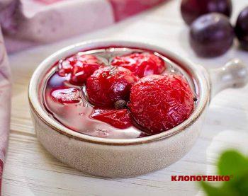 Консервовані сливи з кісточкою