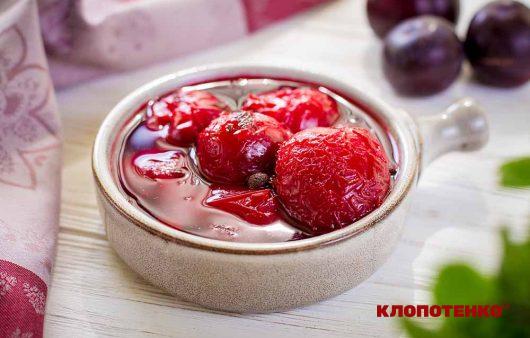 Консервовані сливи з кісточкою