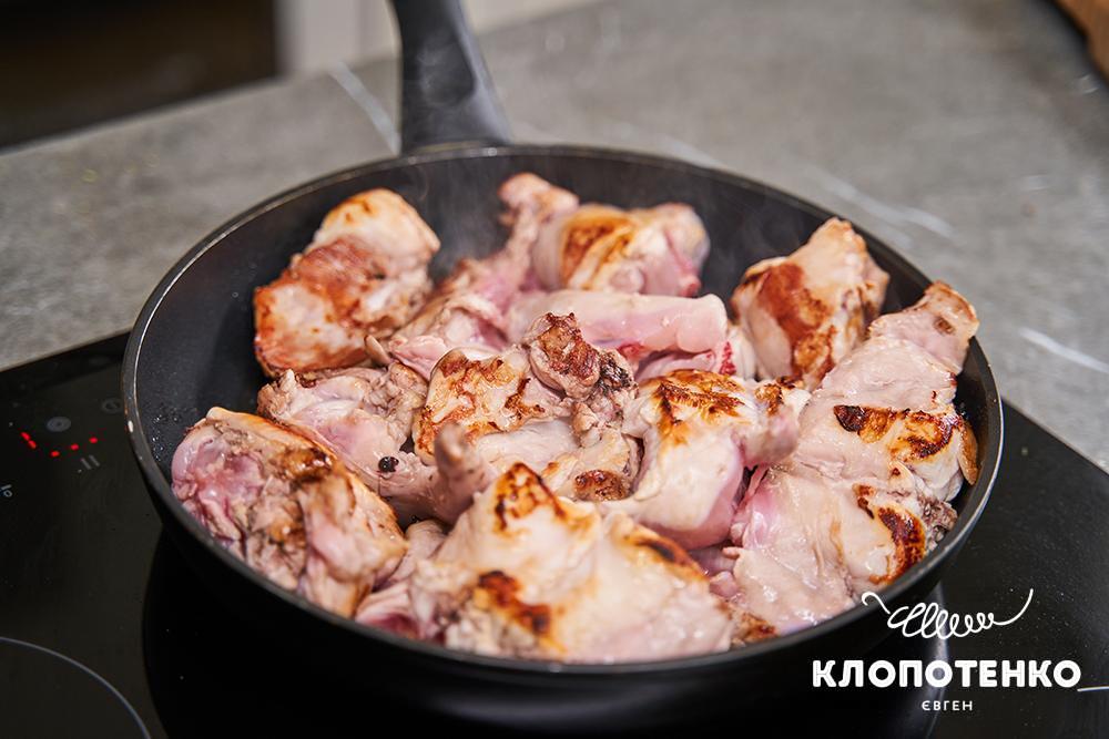 Шматочки кролика на сковорідці