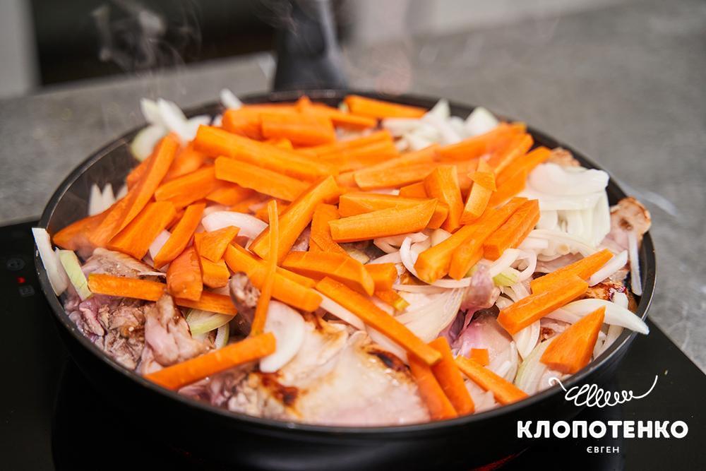 Морква, цибуля та кролик у сковорідці