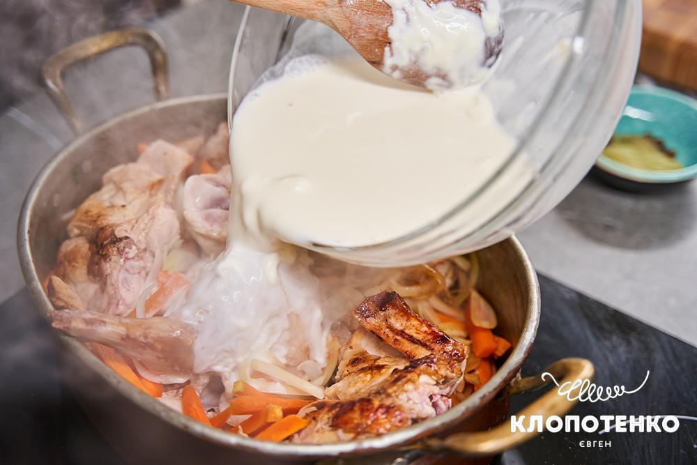 Шматочки кролика з овочами готуються у сотейнику