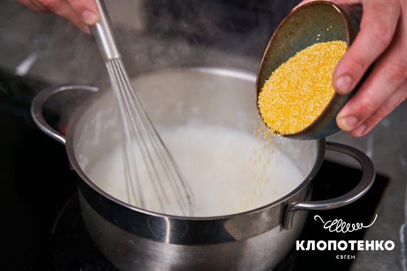 Засипайте кашу в кипляче молоко