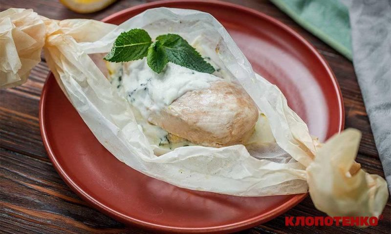 Куряче філе, запечене в духовці є гарним варіантом страви на низьковуглеводній дієті 