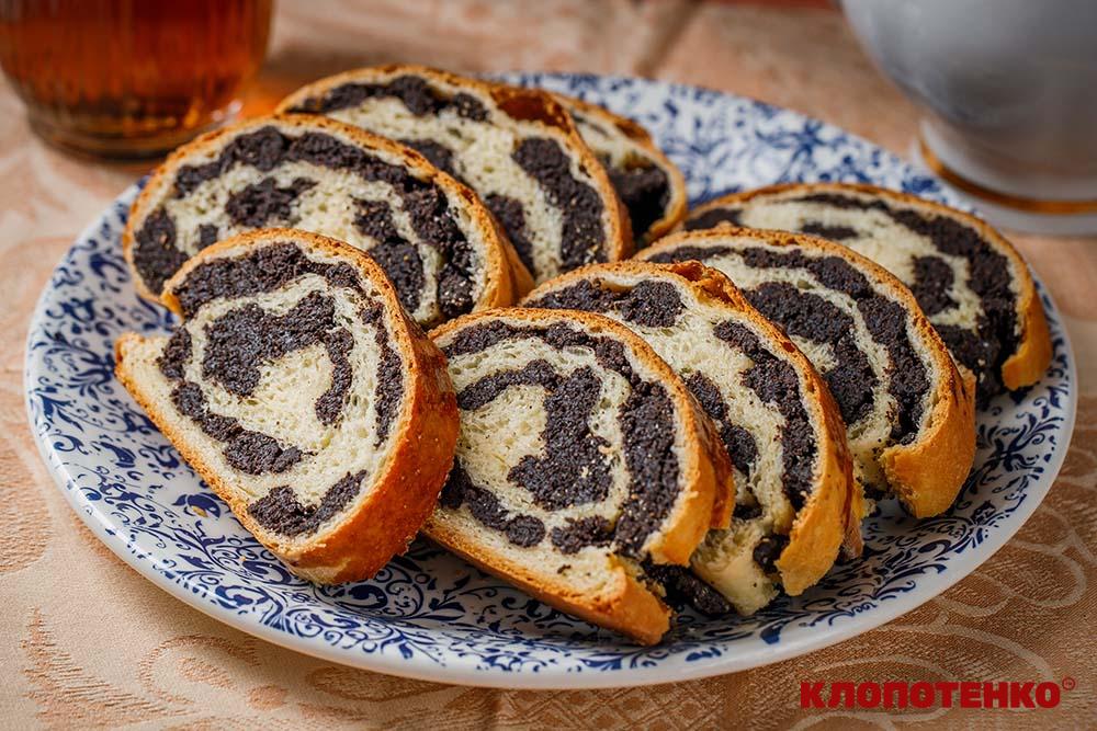 Дріжджовий рулет з маком