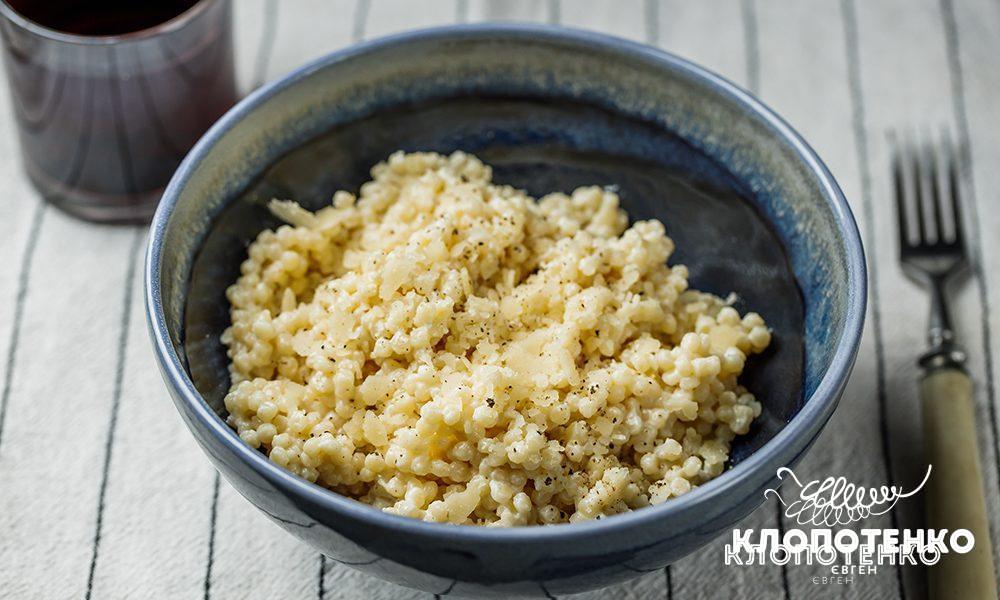 Птітім з вершками та пармезаном у красивій мисці