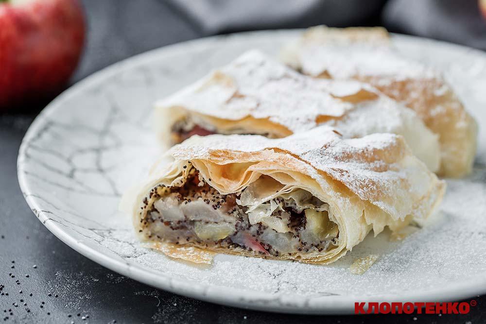 Штрудель з яблуками та маком на Маковія