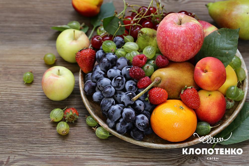 красиві свіжі фрукти та ягоди лежать на столі