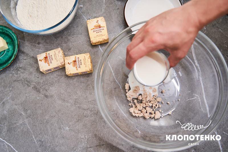 Яблучний пиріг на молоці