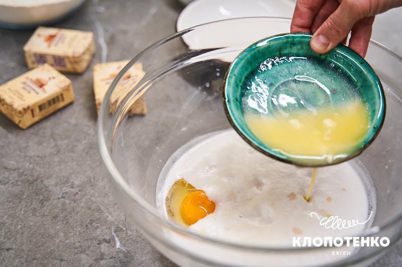 Яблучний пиріг на молоці