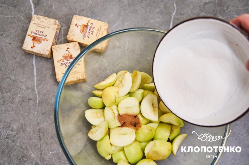 Яблучний пиріг на молоці