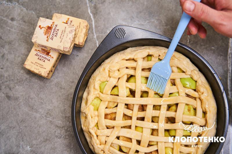 Яблучний пиріг на молоці