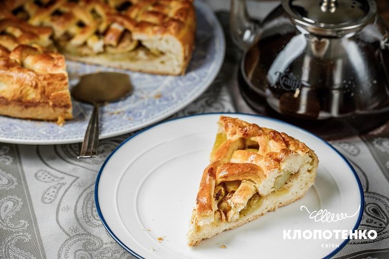 Яблучний пиріг на молоці