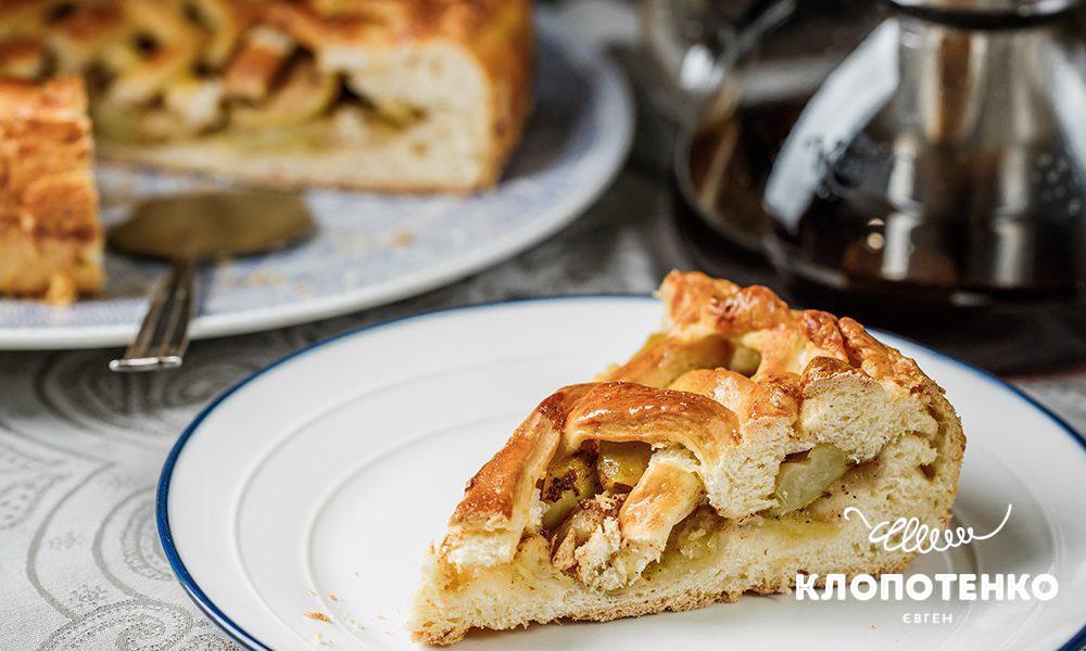 Яблучний пиріг на молоці