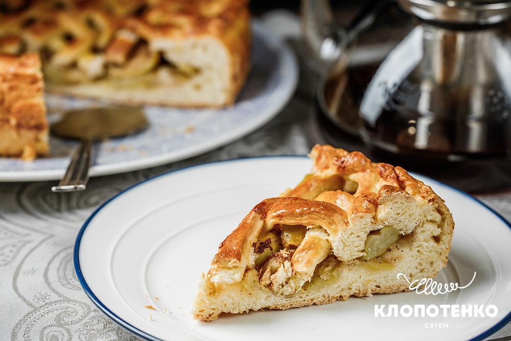 Яблучний пиріг на молоці