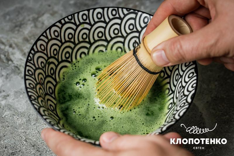 Чай матча збивають вінчиком