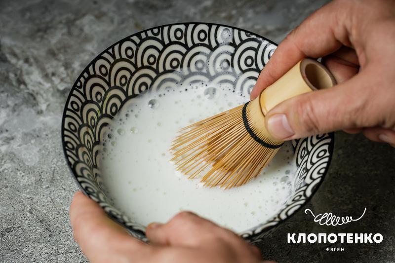 Гаряче молоко збивають вінчиком