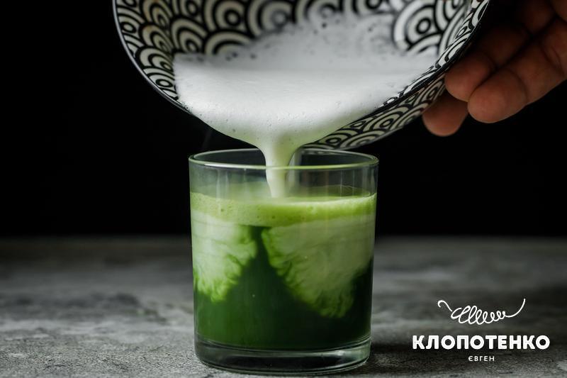 Збите молоко переливають в склянку до чаю матча