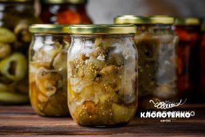 Банки з консерваваними баклажанами і грибами