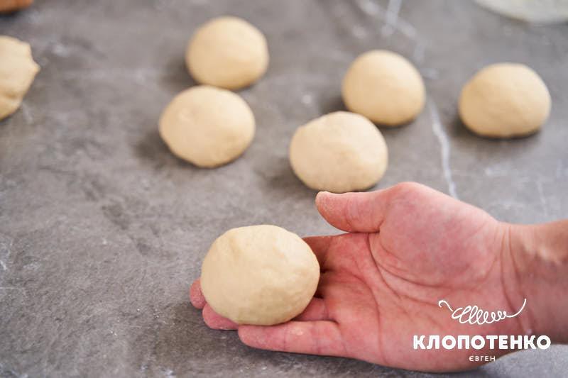 Сформуйте кульки з тіста