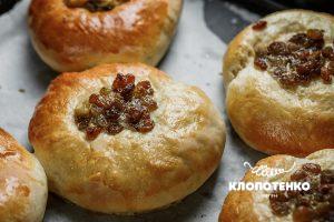 Булочка з родзинками на дріжджах
