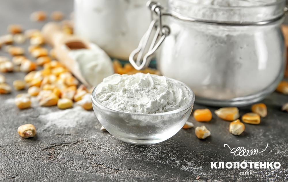 Крохмаль та зерна кукурудзи демонструються на столі