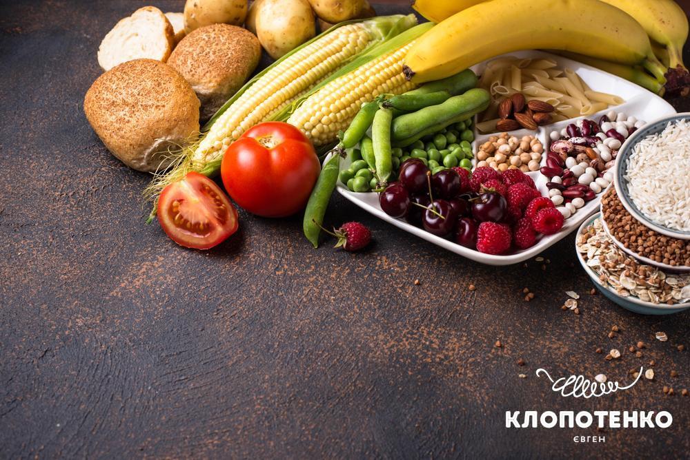 Продукти для здорового харчування лежать на столі