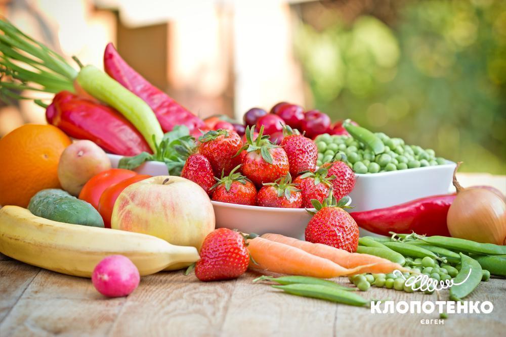 Фрукти та овочі красиво викладені на столі