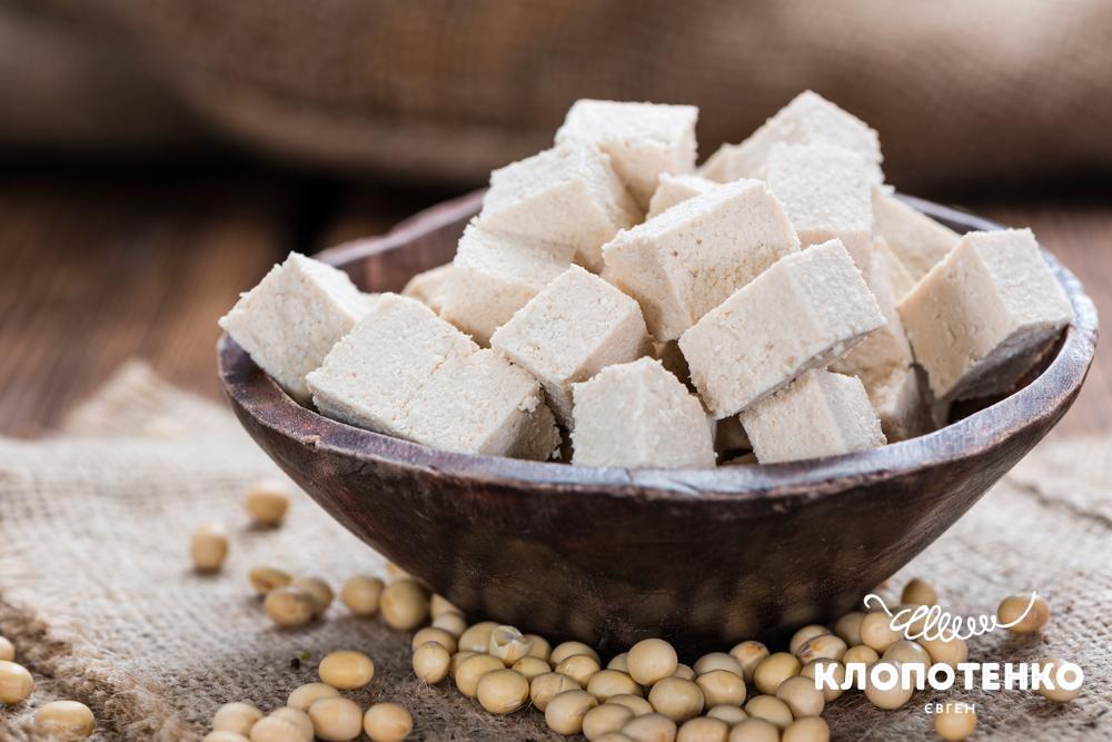 Шматочки тофу у мисці