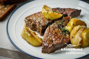 Яловича печінка з яблуками