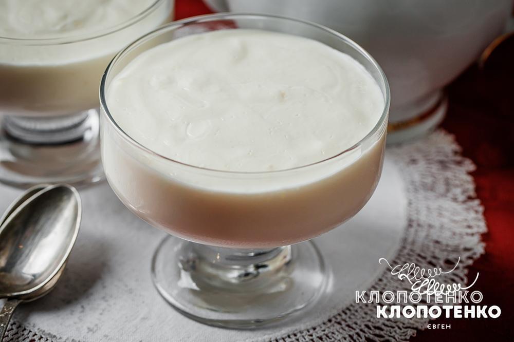 Желе зі сметани у красивій піалі