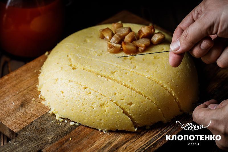 мамалигу нарізають на шматочки