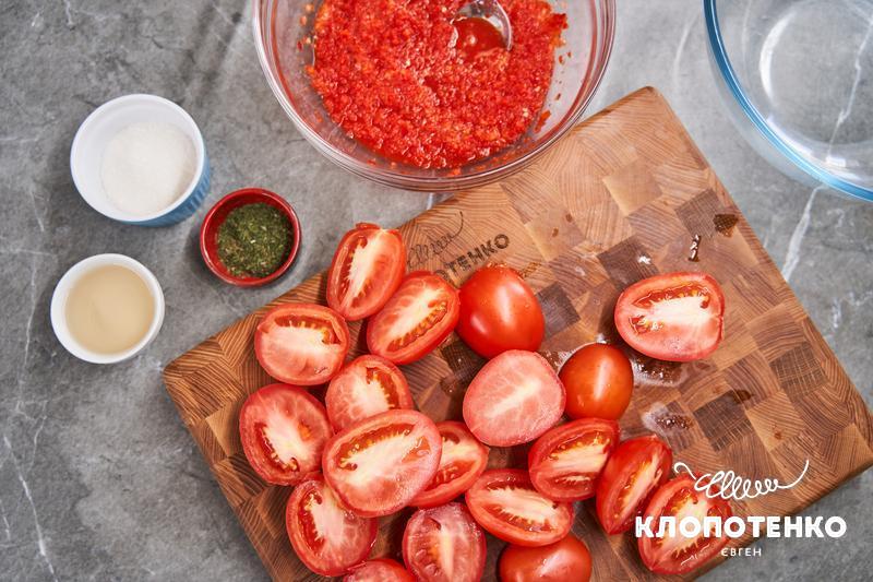 Помідои порізані навпіл, а перці пропущені через мясорубку
