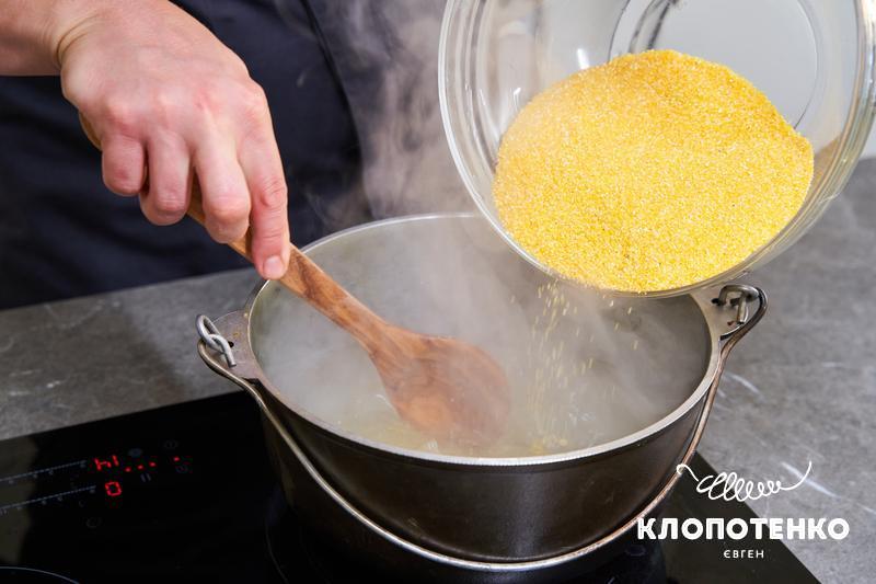У казан, в киплячу воду додається кукурудзяна крупа