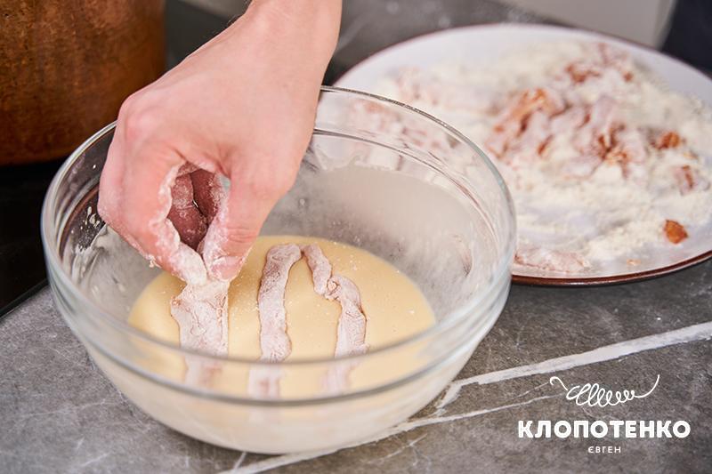 курячі стріпси опускають у кляр