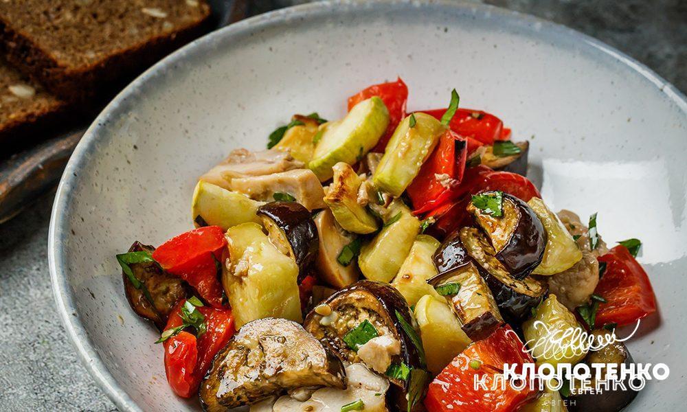 Салат з куркою та запеченими овочами