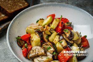 Салат з куркою та запеченими овочами