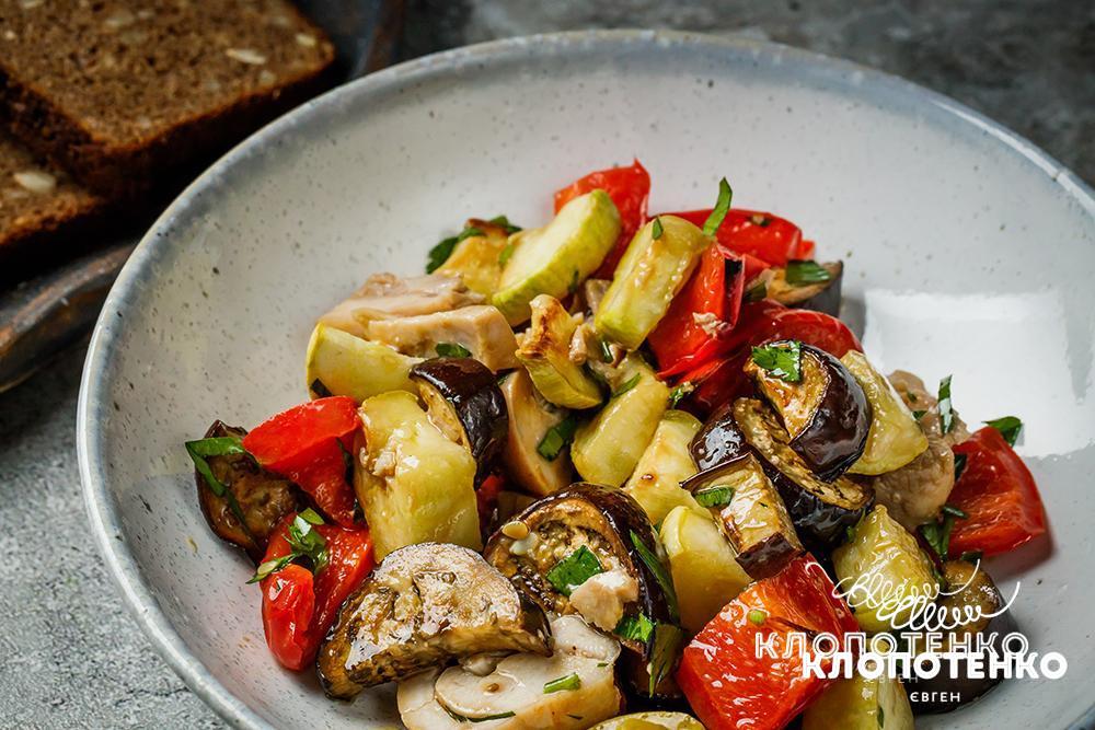 Салат з куркою та запеченими овочами