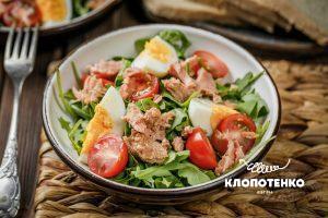 Салат з тунцем, руколою та помідорами чері